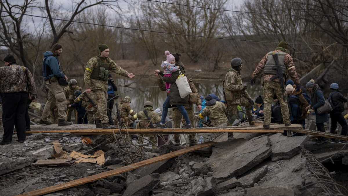 Immagine di Guerra in Ucraina, nell’acqua di Irpin con i soldati ucraini