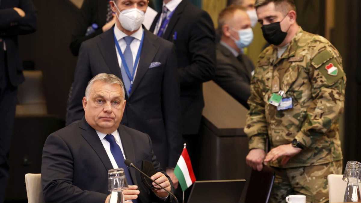 Immagine di Quanto sta scomodo Orbán nelle giravolte su Putin ora che la paura non è addomesticabile