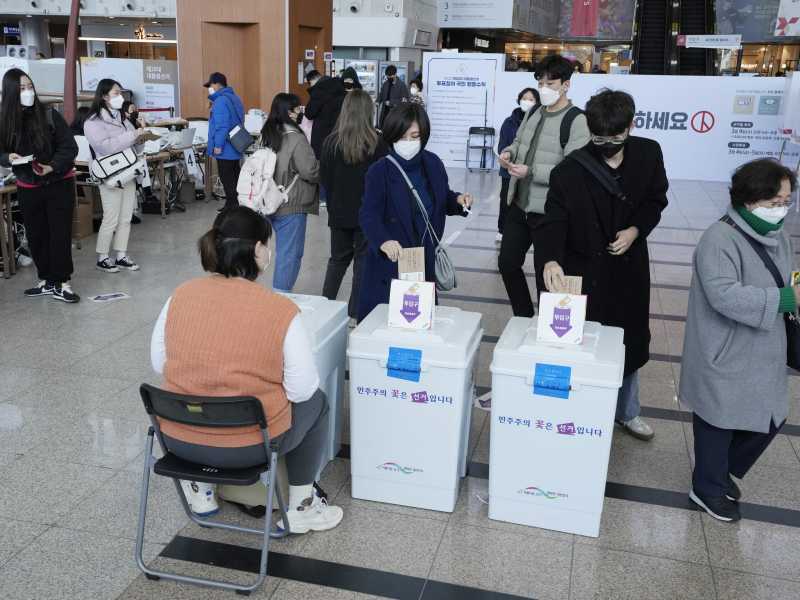 Una postazione per il voto anticipato a Seul (LaPresse)