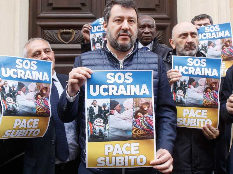 Salvini va in Polonia ma pensa alla Le Pen. Letta e Renzi vogliono stanarlo su Putin