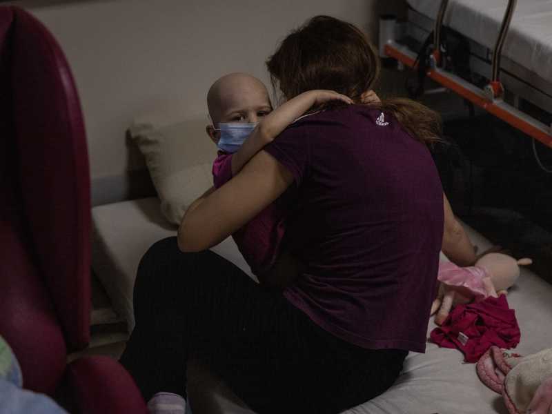Una madre e il suo bambino in cura per il cancro nel rifugio antiaereo del reparto di oncologia dell'ospedale pediatrico di Okhmatdyt (Chris McGrath/Getty Images)<br /><br />&nbsp;<br />