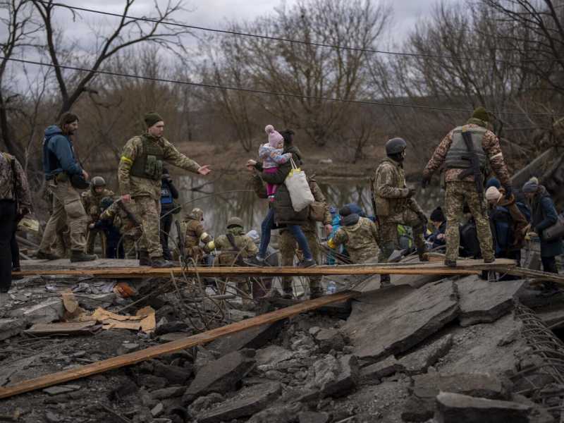 Guerra in Ucraina, nell’acqua di Irpin con i soldati ucraini