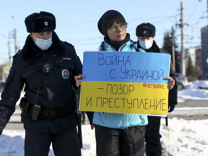 La polizia arresta un manifestante contro la guerra con l'Ucraina a Omsk, in Russia (Foto AP/Evgeniy Sofiychuk)<br />