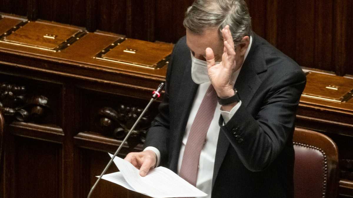 Immagine di Draghi: "L'emergenza non può fermare il governo". A Versailles si riscrive l'Europa