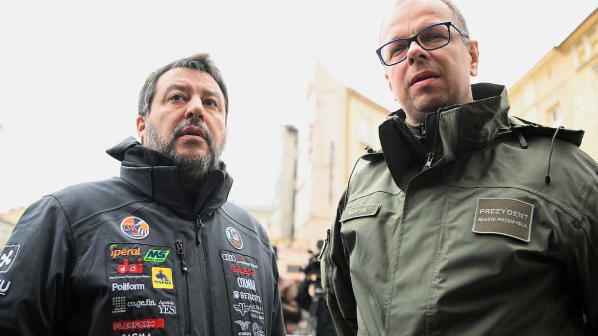 Immagine di Dietro al giubbotto di Salvini in Polonia c'è un messaggio per la Lombardia che conta