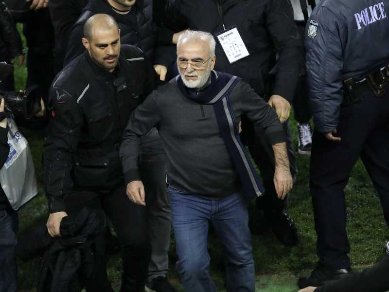 11 marzo 2018, il presidente del Paok, Ivan Savvidis, invade il campo dopo un gol annullato alla sua squadra per minacciare l'arbitro con una pistola.  (Foto: Ansa/Epa/Str)