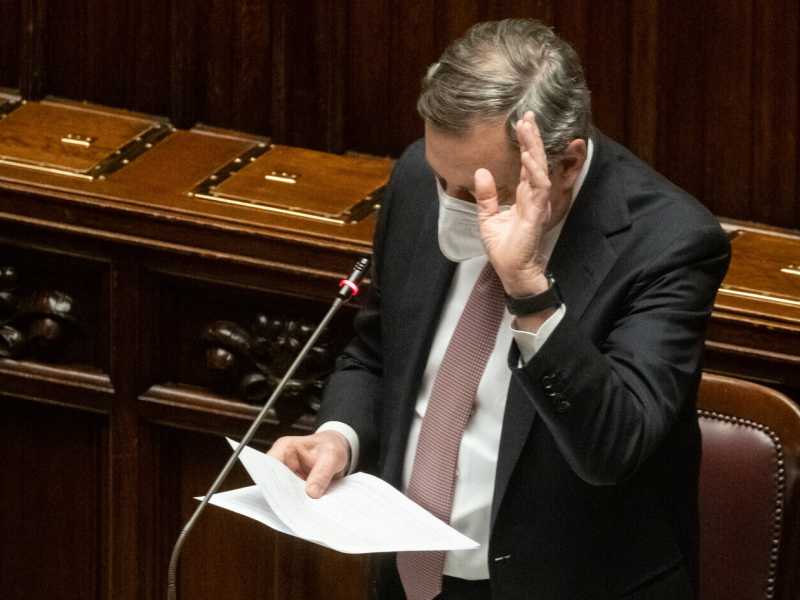 Draghi: "L'emergenza non può fermare il governo". A Versailles si riscrive l'Europa