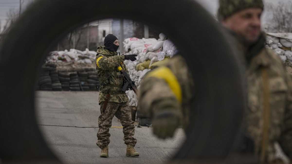 Immagine di Guerra in Ucraina. I russi colpiscono un ospedale a Mariupol'. Nuove sanzioni per Mosca: rischio default