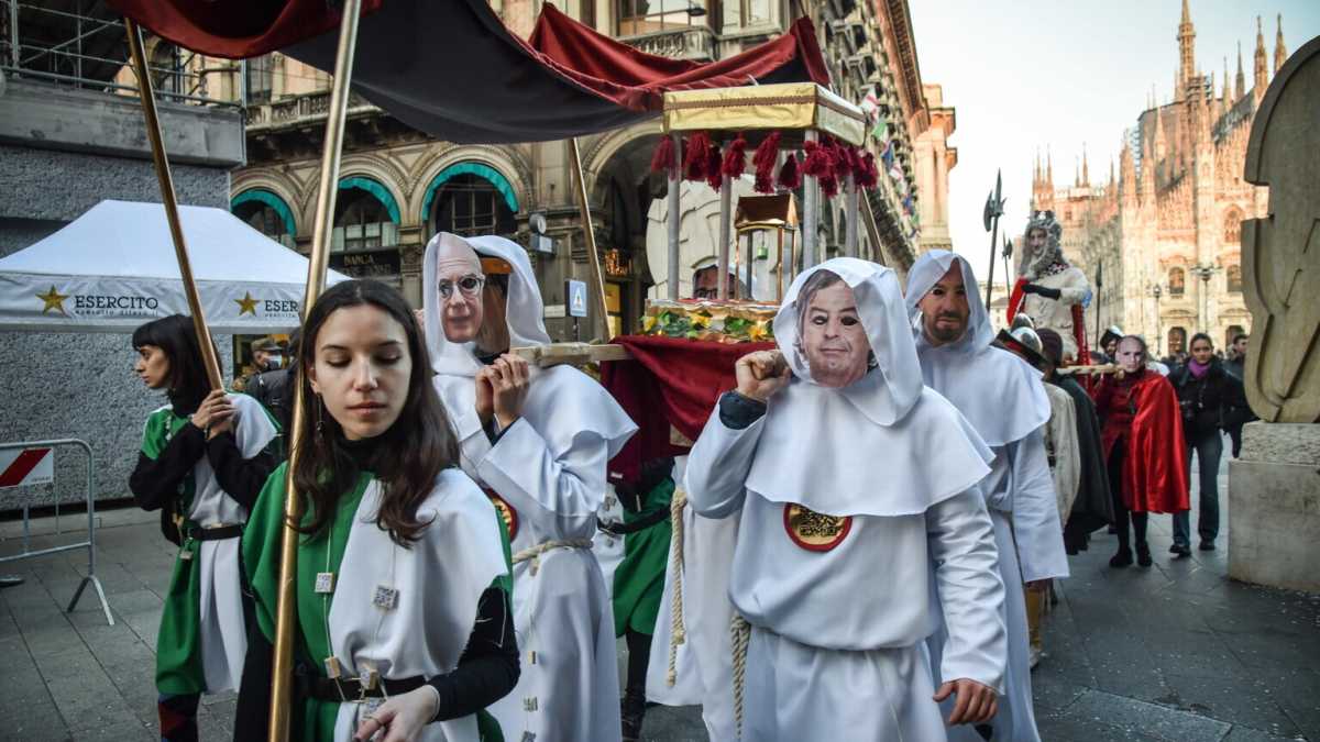 Immagine di Onore al primo dei nuovi goliardi e al suo Corteo del Sacro Siero