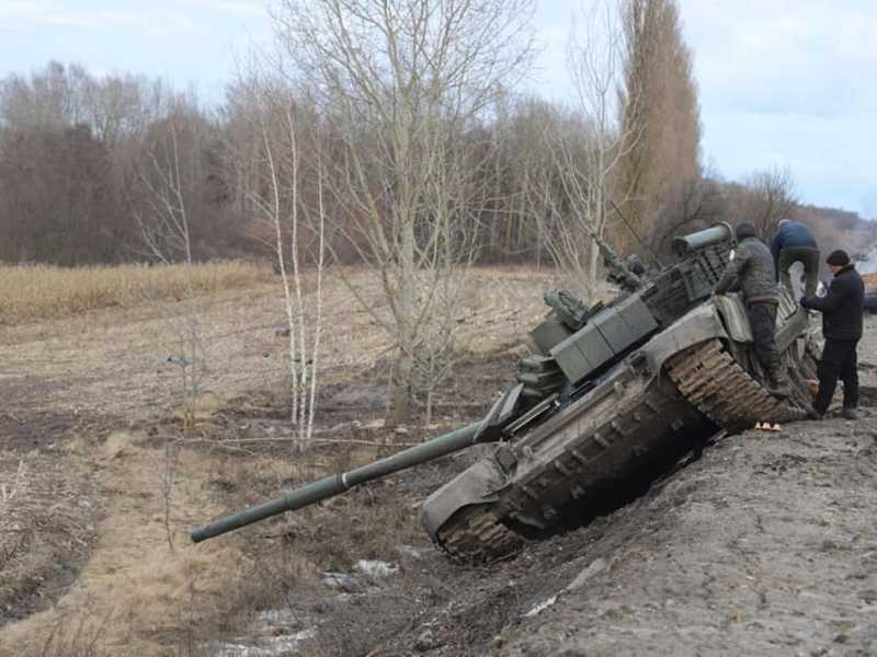 Un carro armato russo colpito dalle forze ucraine (Ansa)