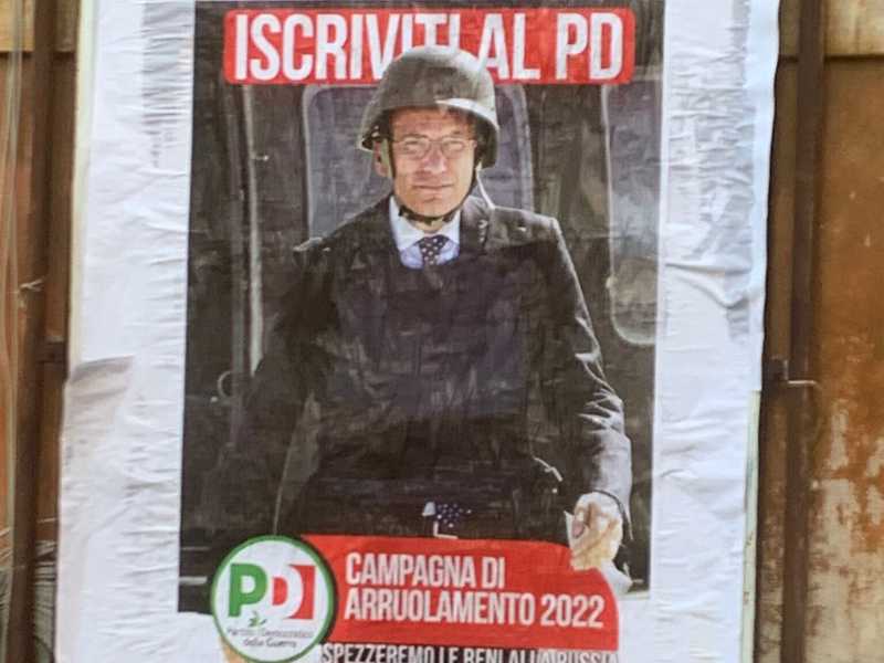 "Arruolati con il Pd: spezzeremo la reni alla Russia". A Roma i manifesti che irridono Letta