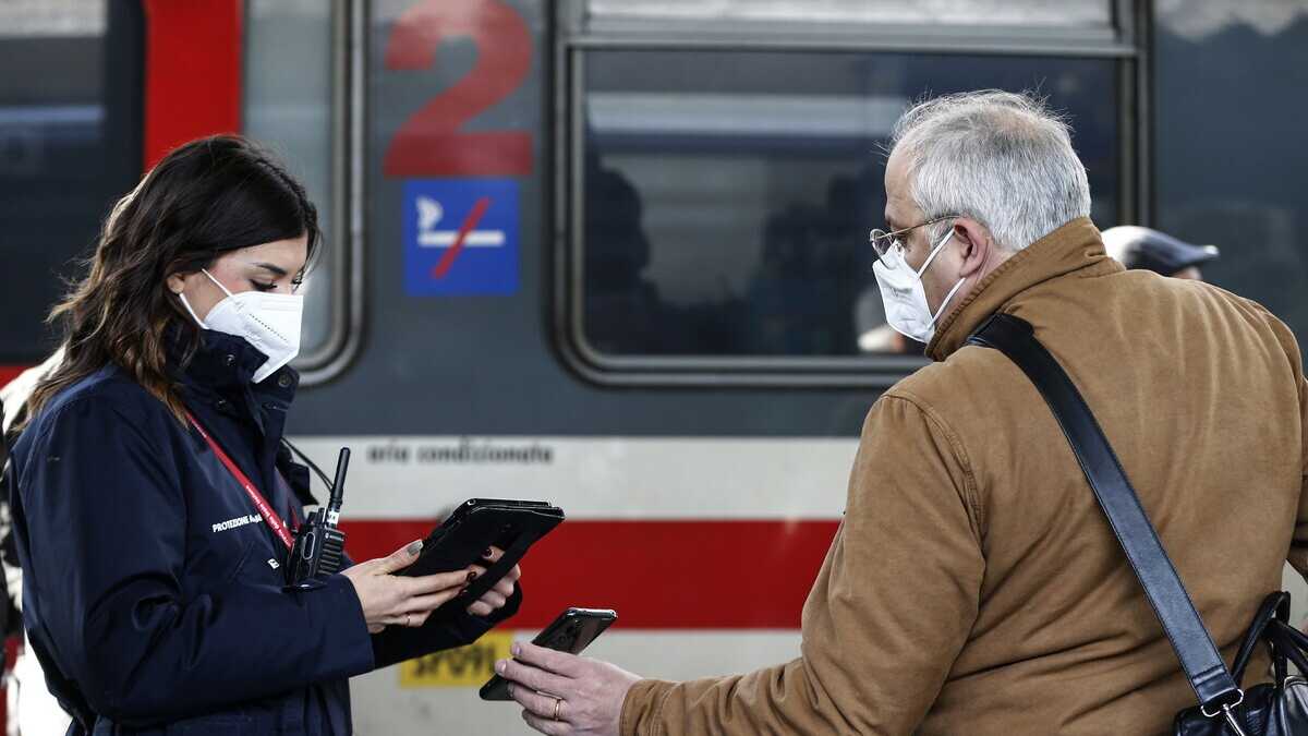 Immagine di Via il super green pass da aprile: l'obiettivo normalità riparte da bus e metro