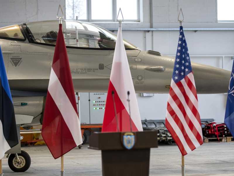 Un jet da combattimento F-16 della Royal Air Force danese in Lituania (Foto AP/Mindaugas Kulbis)&nbsp;<br />