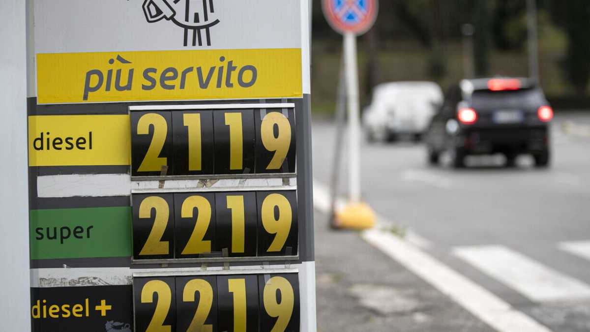 Immagine di Benzina e diesel, contro il caro prezzi il governo può solo tagliare Iva e accise