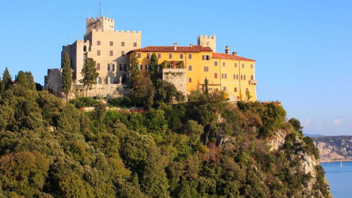 Immagine di A caccia di fantasmi e memorie nel castello sul Carso