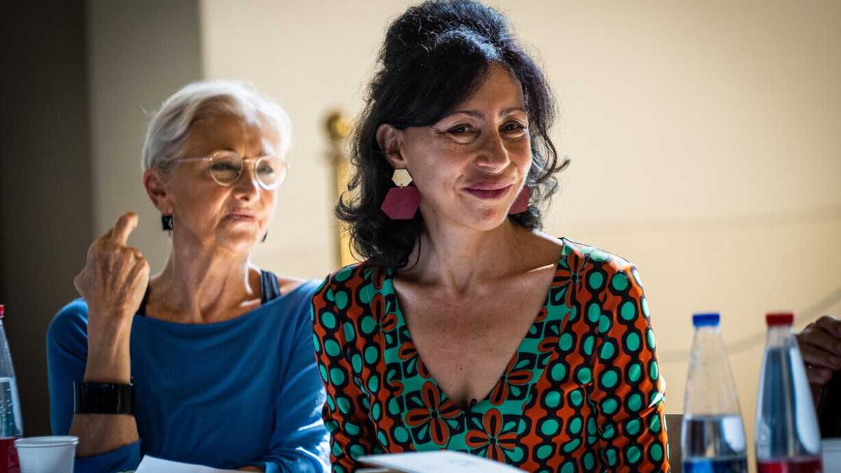 Immagine di Yasmina Reza ascolta e restituisce la voce umana del vivere inciampando