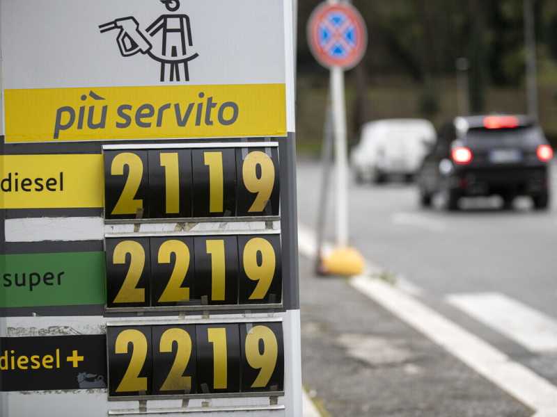 Benzina e diesel, contro il caro prezzi il governo può solo tagliare Iva e accise