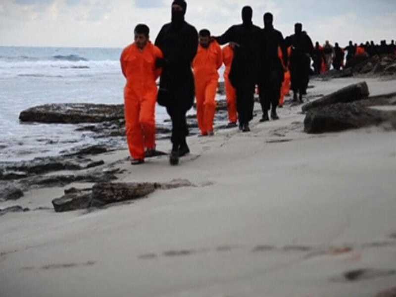 Un fotogramma del video dello Stato islamico con gli ostaggi copti catturati in Libia e decapitati<br /> <br />