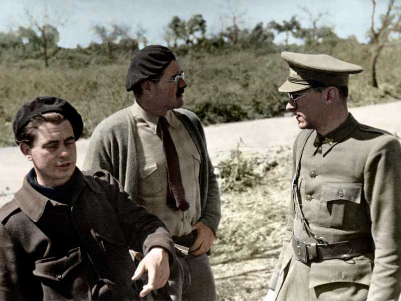 Alla guerra civile spagnola parteciparono anche le Brigate internazionali e molti intellettuali. In foto Joris Ivens, Ernest Hemingway e Ludwig Renn (Wikipedia) <br />