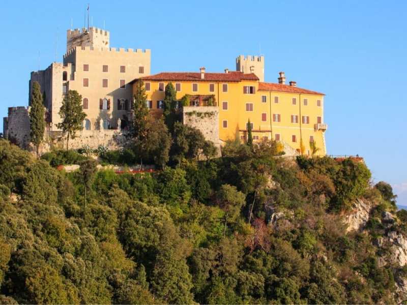 A caccia di fantasmi e memorie nel castello sul Carso