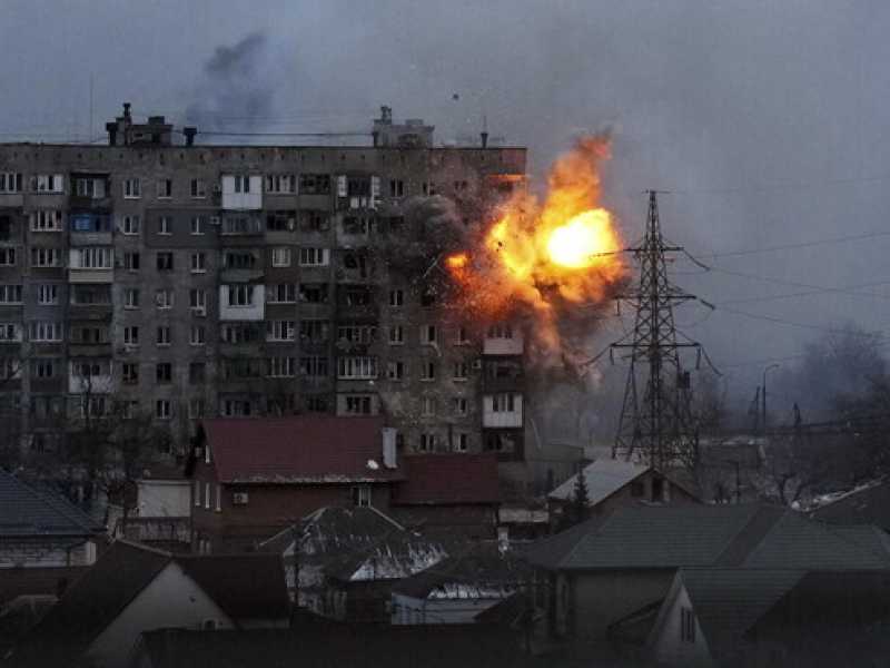 Mosca si avvicina a Kyiv. Macron e Scholz sentono Putin: "Non ha intenzione di fermare la guerra"