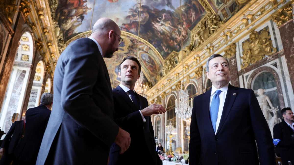 Immagine di Versailles rafforza l'Ue. In Ucraina Putin bombarda gli aeroporti