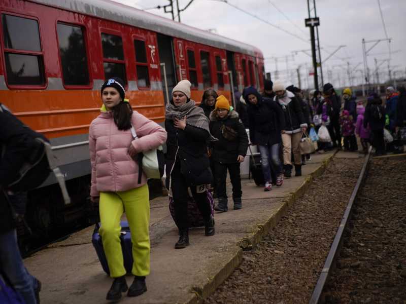 Profughi ucraini in fuga. Stazione di Medyka, Polonia (LaPresse)