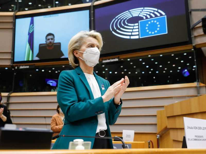 Ursula von der Leyen e sullo sfondo il presidente ucraino Zelensky durante il discorso al Parlamento europeo (Ansa)