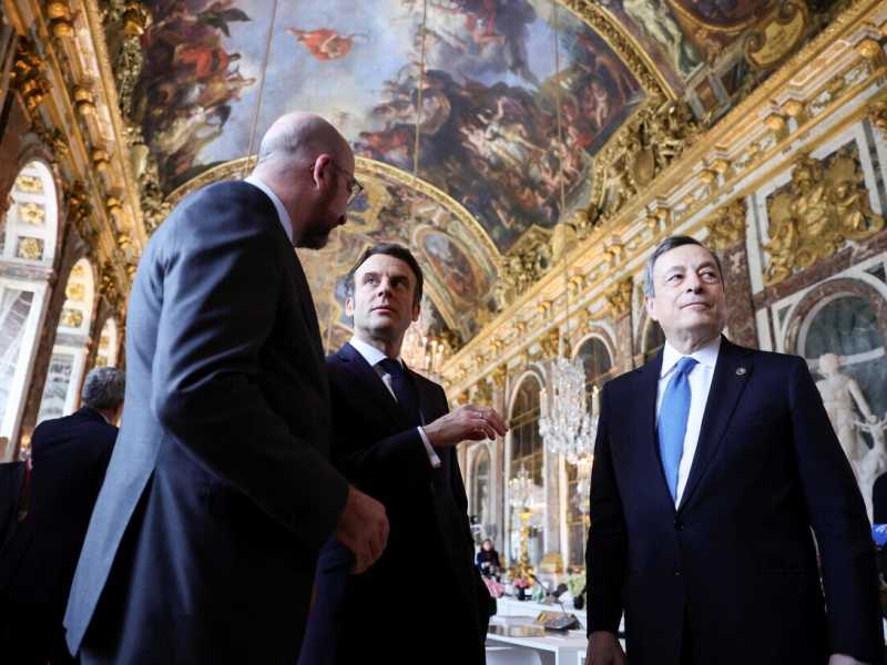 Da sinistra a destra: Charles Michel, Emmanuel Macron e Mario Draghi (Foto: Epa/Sarag Meyssonier/Pool)