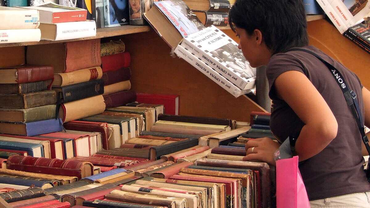 Immagine di Quanto vale la lettura in Italia? Ce lo dice un cartello al mercato del libro antico