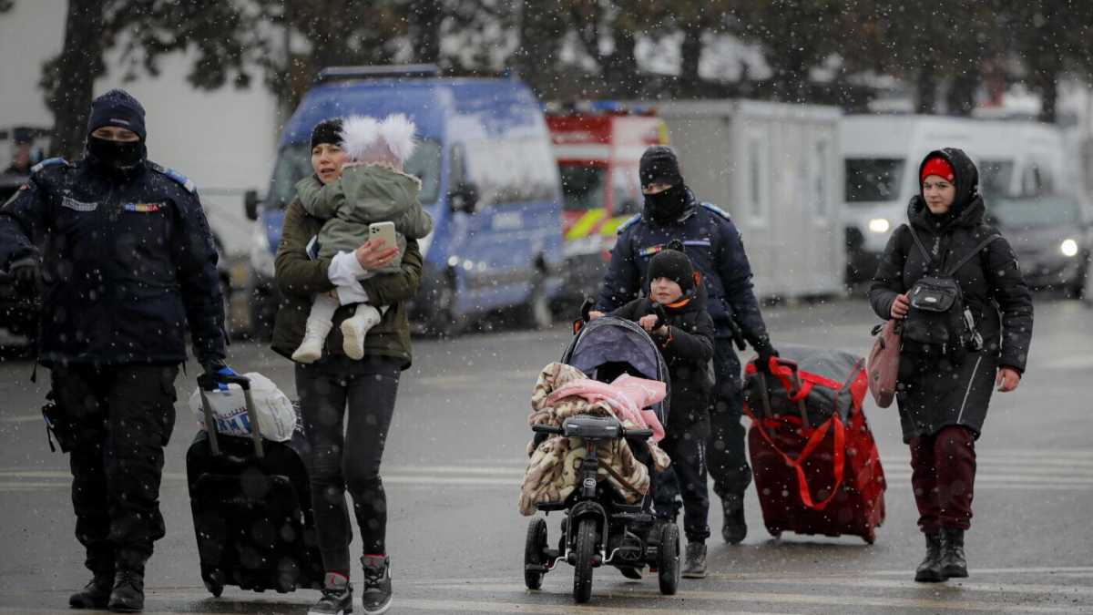 Immagine di Al confine freddo con la Romania si fa accoglienza agli ucraini e si sogna tutti l’Europa