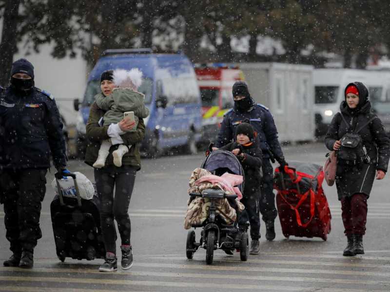 Al confine freddo con la Romania si fa accoglienza agli ucraini e si sogna tutti l’Europa