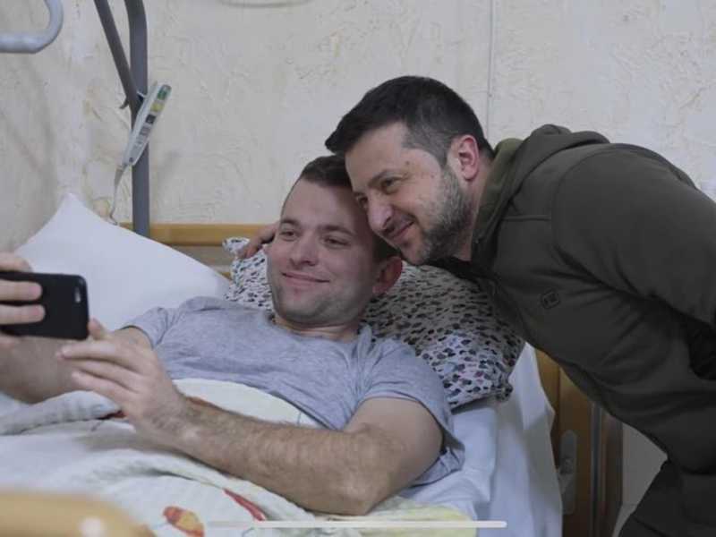"Zelensky vuole la terza guerra mondiale". Lo strano intergruppo di M5s, Lega e cani sciolti