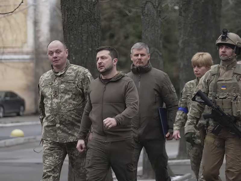 Il presidente ucraino Zelensky e i suoi militari (LaPresse)