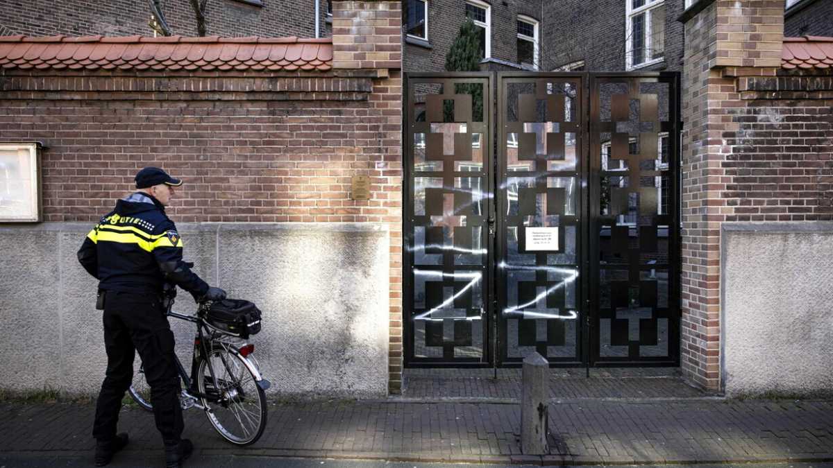 Immagine di La Zeta bianca sulla porta, il segno terribile per indicare i "nemici del popolo russo"