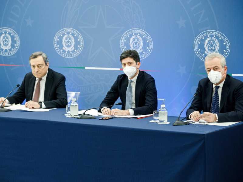 Le ultime settimane del super green pass. Il governo prepara il decreto (e un freno d'emergenza)