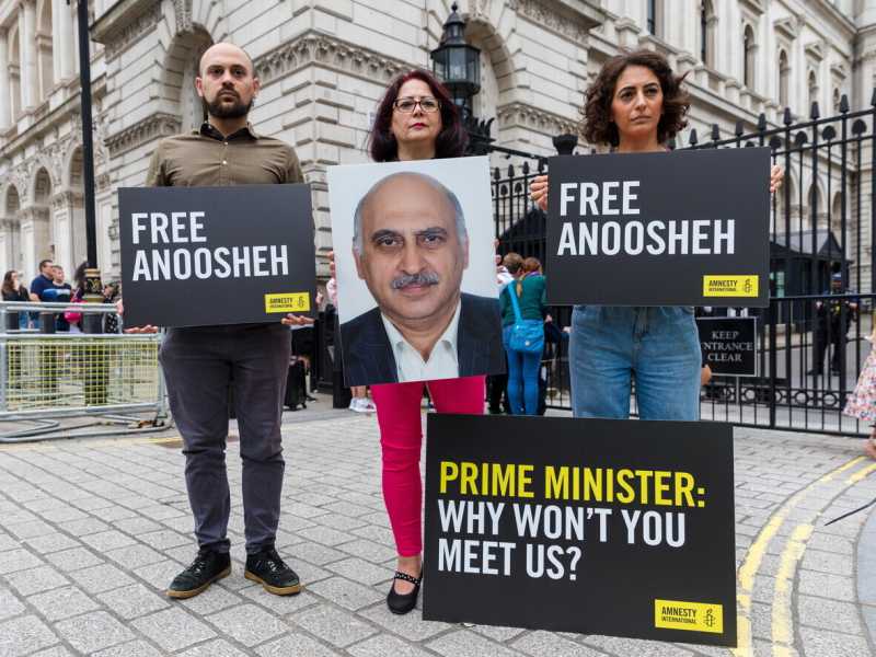 La famiglia di Anoosheh Ashoori durante una protesta davanti a Downing Street. Ora potranno riabbracciare il proprio caro (Foto: Epa/Vickie Flores)<br />