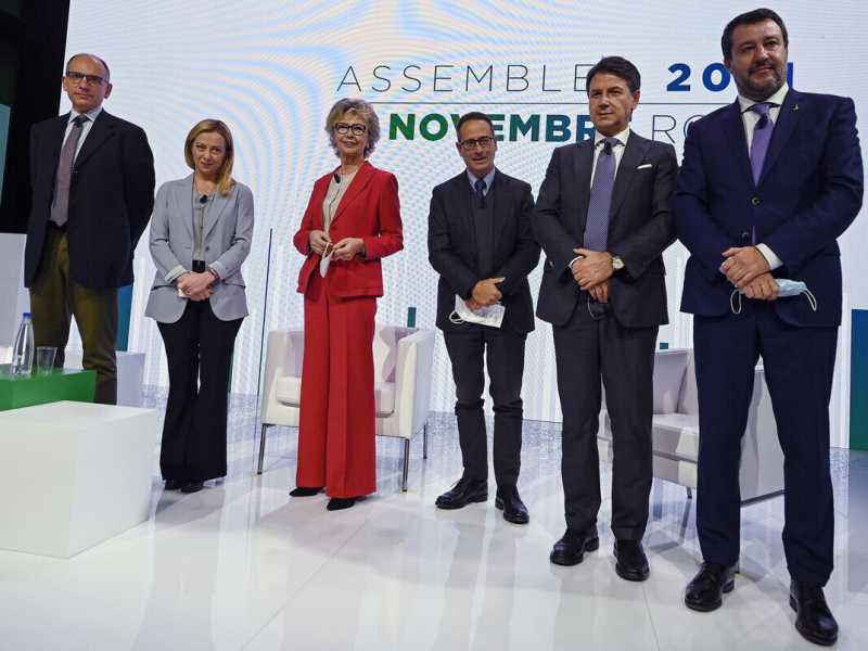 La riunione M5s finisce tra le urla. I grillini a Conte: "Non abbiamo una linea"