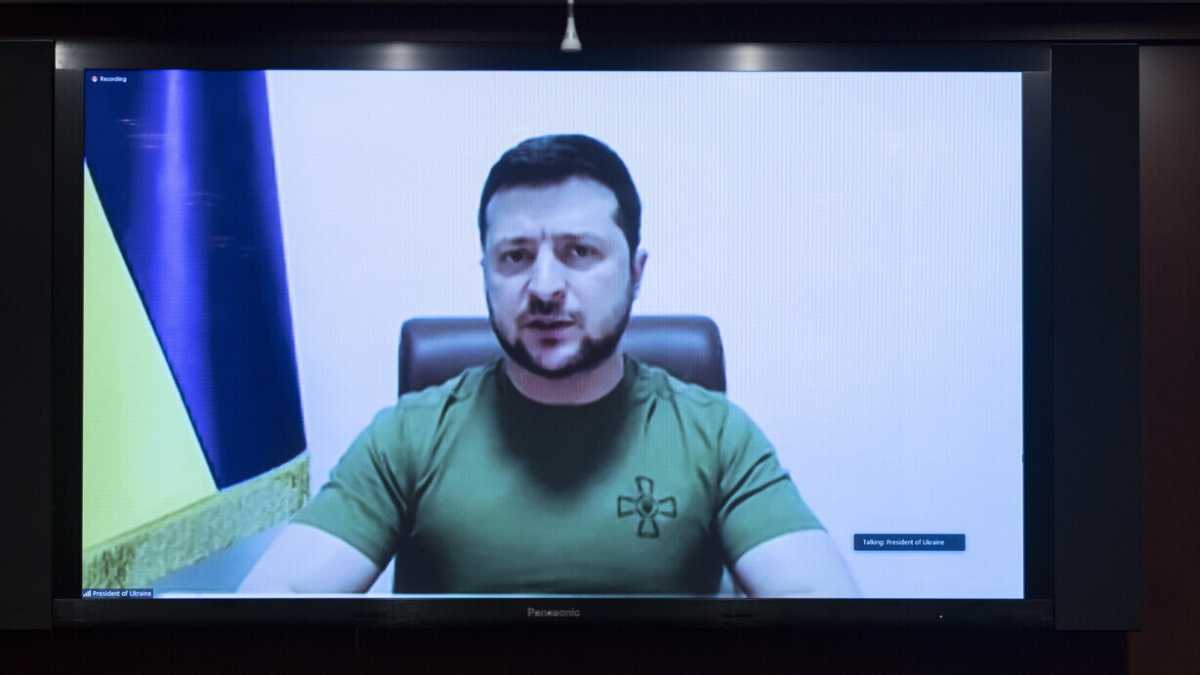 Immagine di Ucraina, Zelensky alla Camera. Parlerà anche Draghi. Fico: “Siamo con lui”