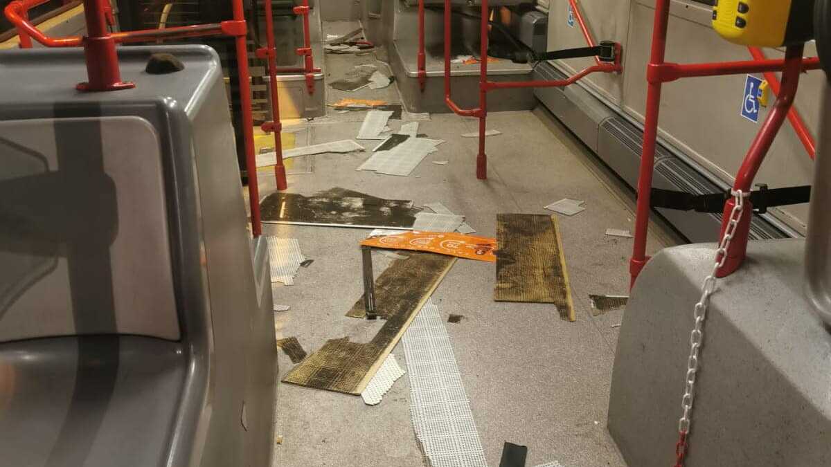 Immagine di I tifosi del Vitesse vandalizzano un bus Atac. A Roma agli ultrà olandesi piace far casino