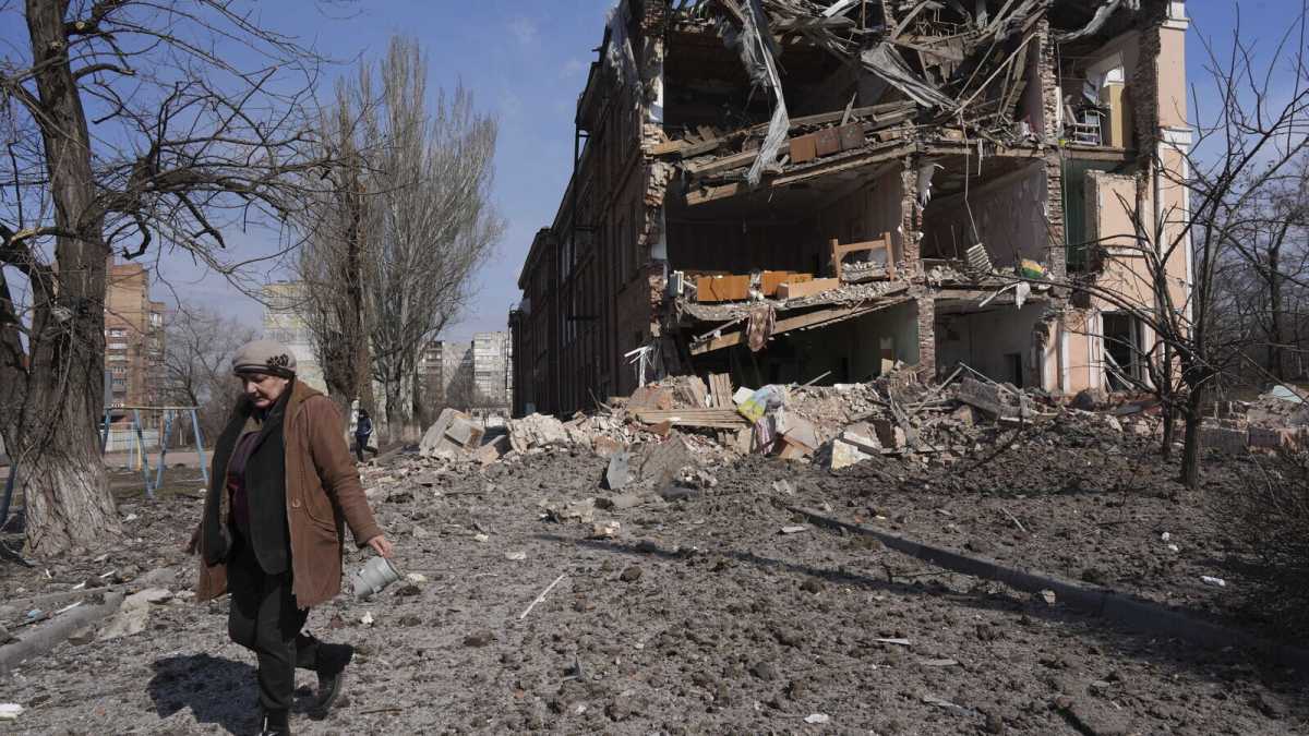 Immagine di Guerra in Ucraina, bombe russe su un teatro a Mariupol. Biden: "Putin criminale di guerra"