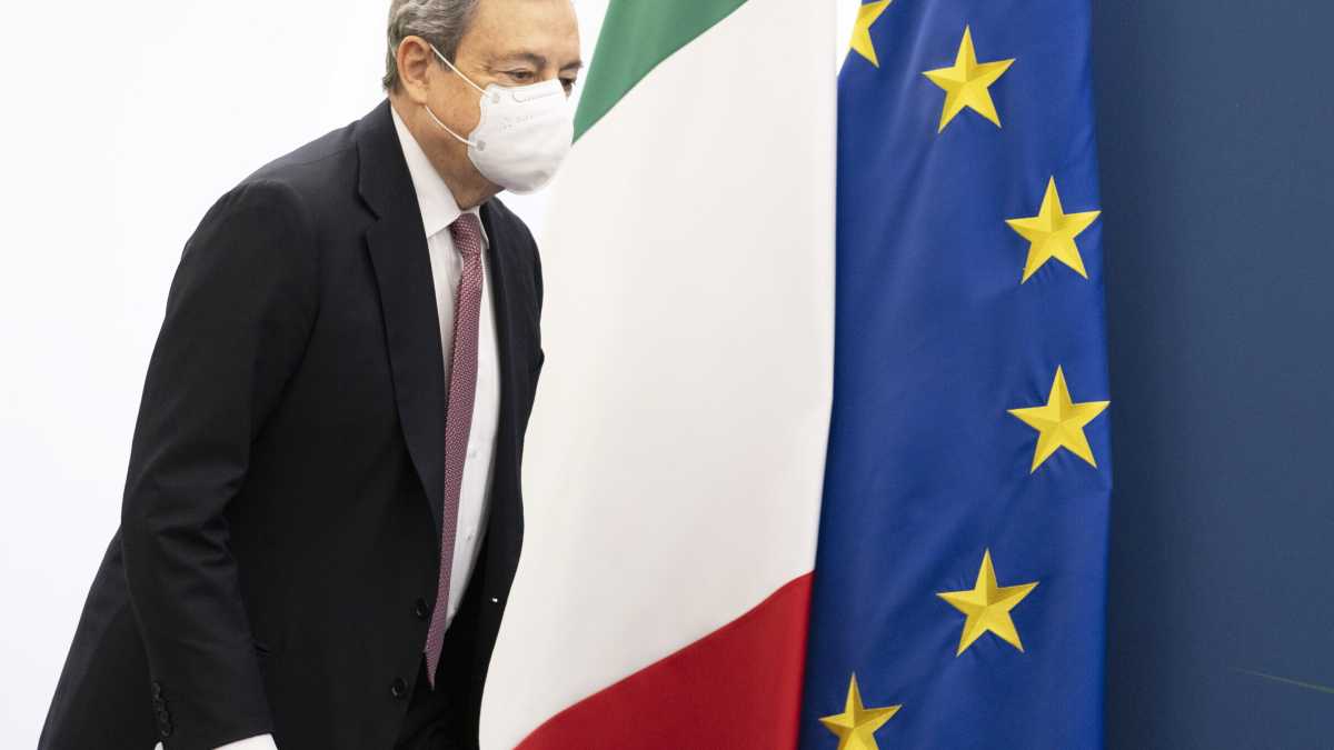 Immagine di Draghi abbassa accise carburante (-25 cent) e blinda le materie prime