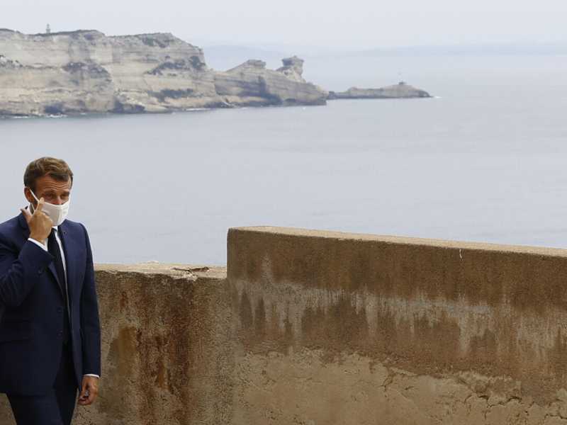 Macron prova a parlare con gli autonomisti moderati per sedare la violenza in Corsica