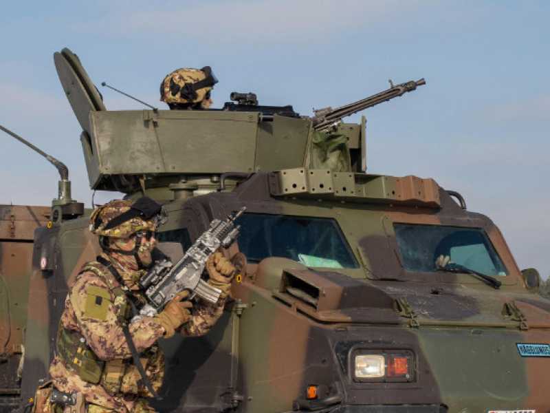 Militari italiani in missione Nato, in Lettonia lo scorso febbraio (Ansa)