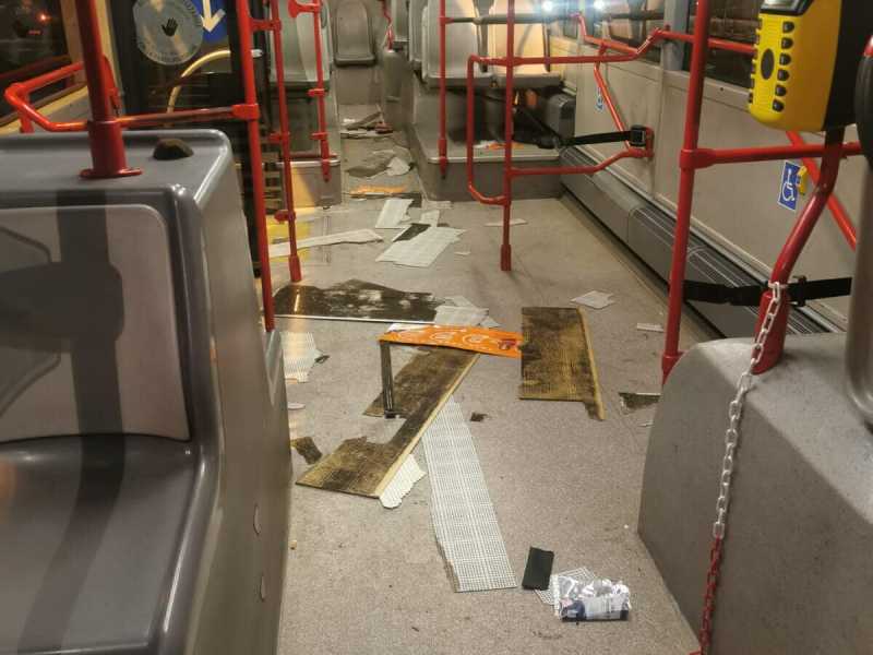 I tifosi del Vitesse vandalizzano un bus Atac. A Roma agli ultrà olandesi piace far casino