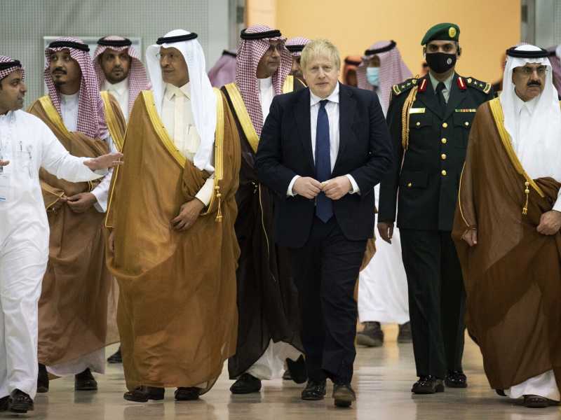 Boris Johnson in visita in Arabia Saudita ieri per chiedere un aumento della produzione di petrolio (foto LaPresse)