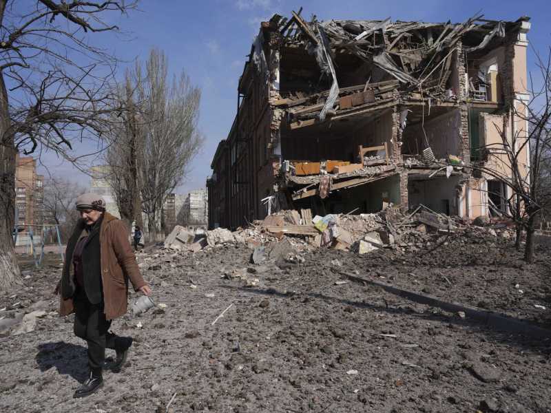 Guerra in Ucraina, bombe russe su un teatro a Mariupol. Biden: "Putin criminale di guerra"