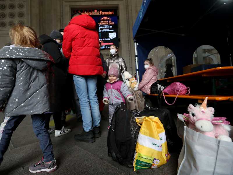 L&rsquo;accoglienza della Protezione civile alla stazione centrale di Milano (LaPresse)<br />