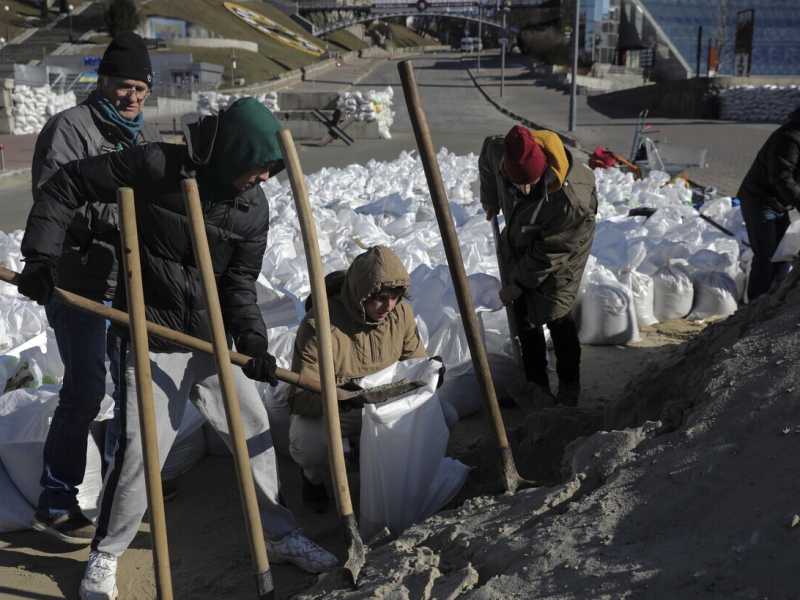 Volontari scavano trincee a Kyiv (Ansa) 