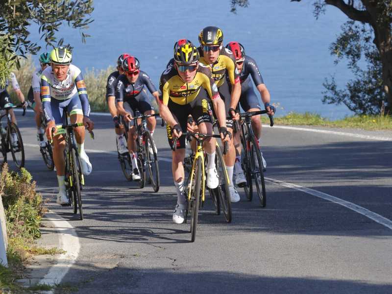 La scalata alla Cipressa durante la Milano-Sanremo del 2021 (foto Luca Bettini per BettiniPhoto, via LaPresse)&nbsp;<br />
